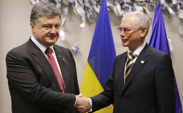 Ukrainian President Petro Poroshenko (L) shakes hands with European Council President Herman Van Rompuy, prior to an EU summit at the European Council building in Brussels, August 30, 2014. Credit: Reuters