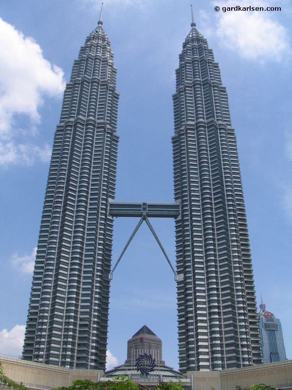 Petronas_twin_towers_seen_from_park